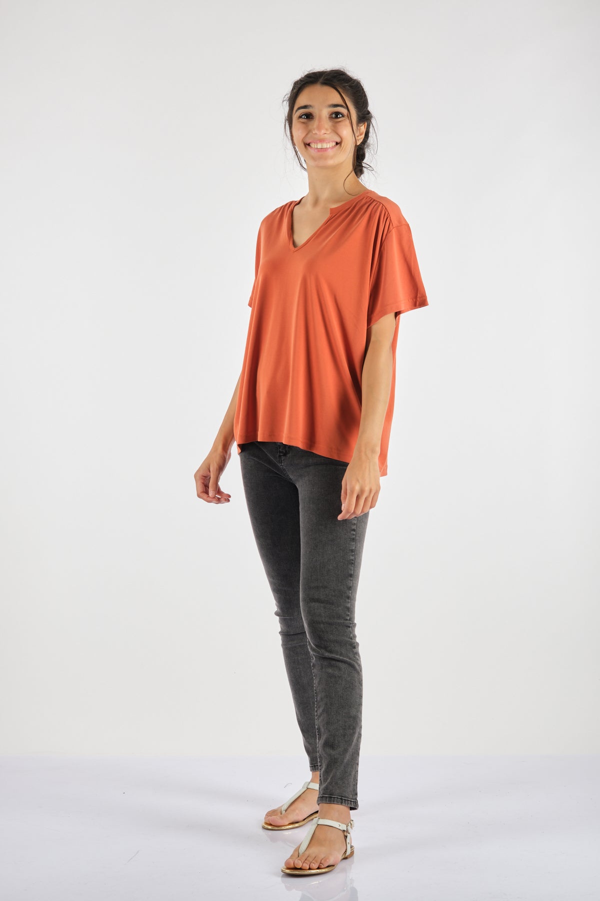 Garmenty Oversize V Yaka Kısa Kol Minimalist Kadın T-Shirt - Günlük Şıklık Secondary image