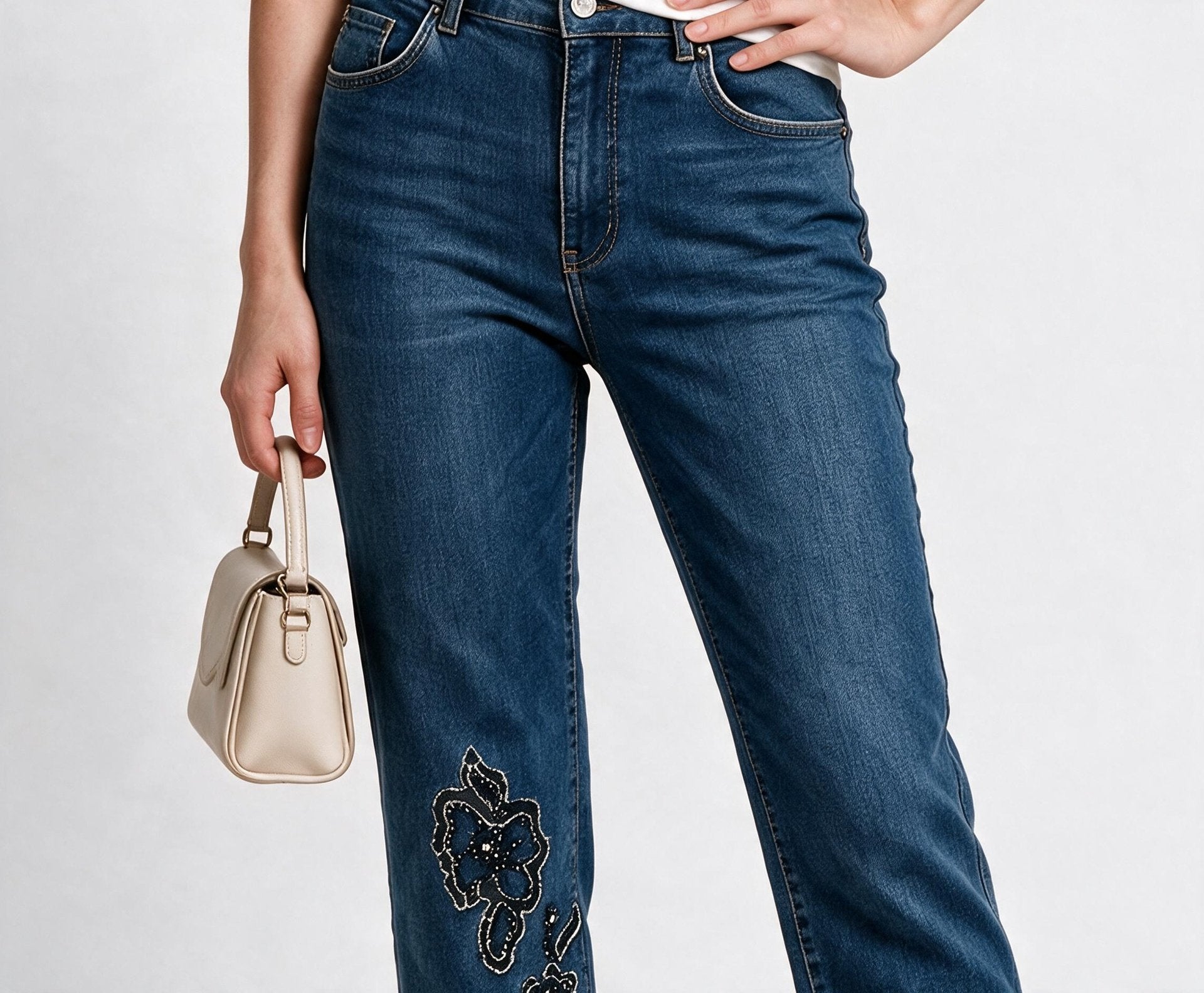 Seleste Kadın Yüksek Bel Nakış Detaylı Düz Paça Denim Jean Pantolon
