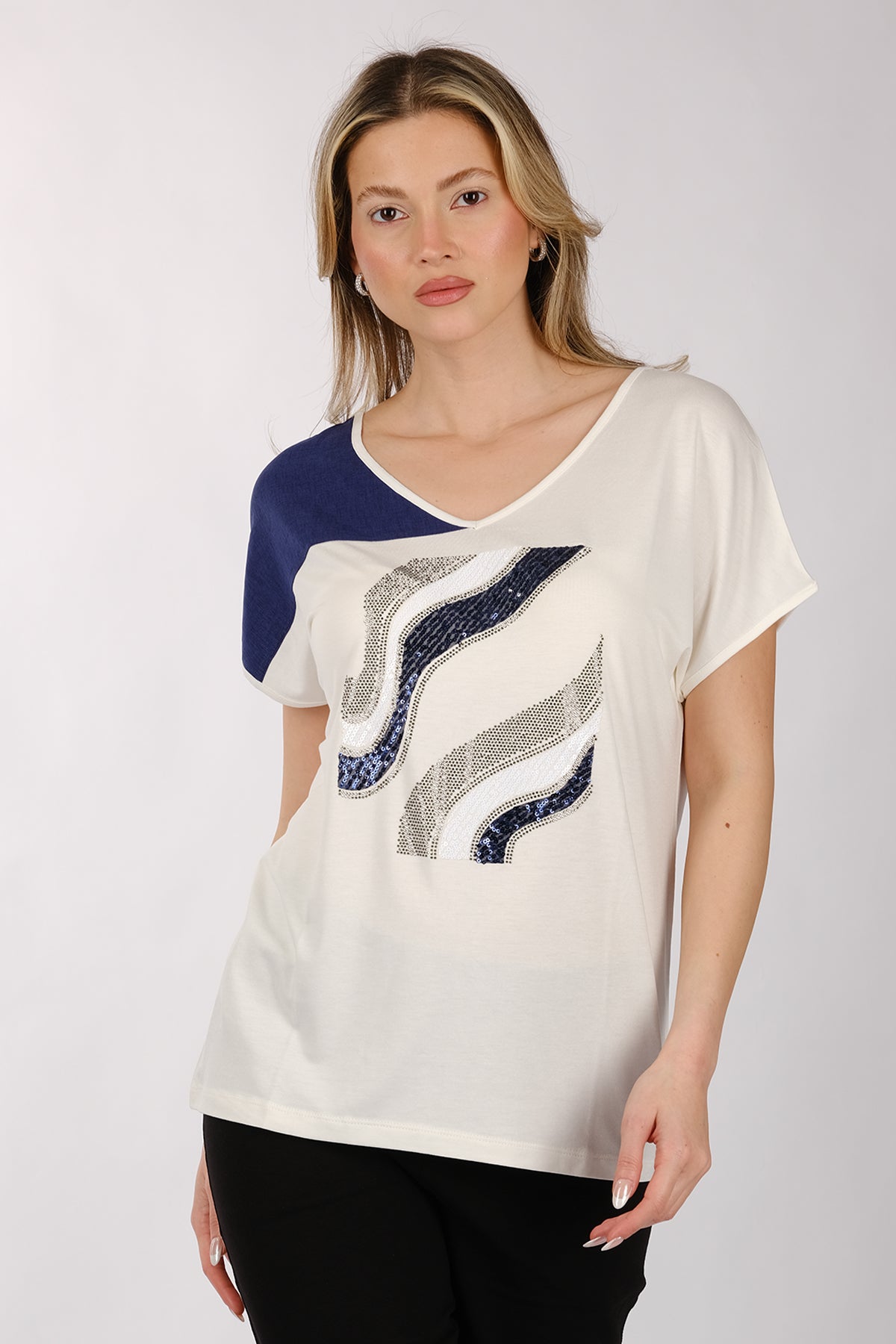 Daıdo Oversize V Yaka Kadın T-Shirt - Minimalist Tasarım Secondary image