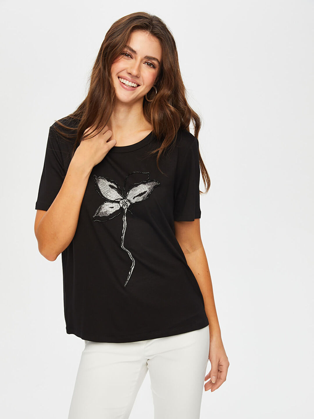 Kadın Önü Boncuk Çiçek Ve Nakış Detaylı T-Shirt Faik Sönmez Main image