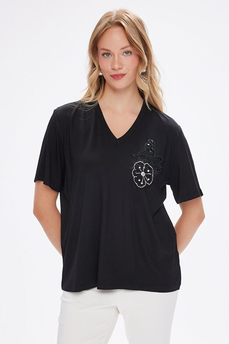 Taş Boncuk Aplikeli V Yaka Tshirt UW27TSH096 Secondary image