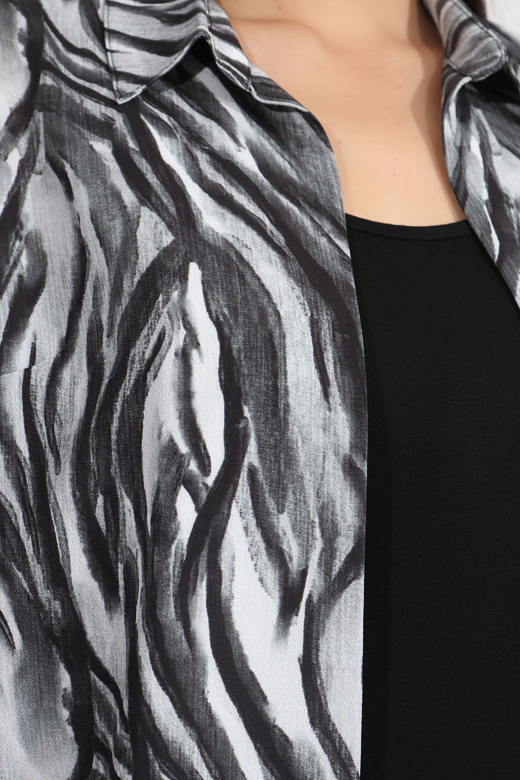 Tolga Saraçoğlu Kadın Bluz - Minimalist Zebra Desenli 3/4 Kol Oversize