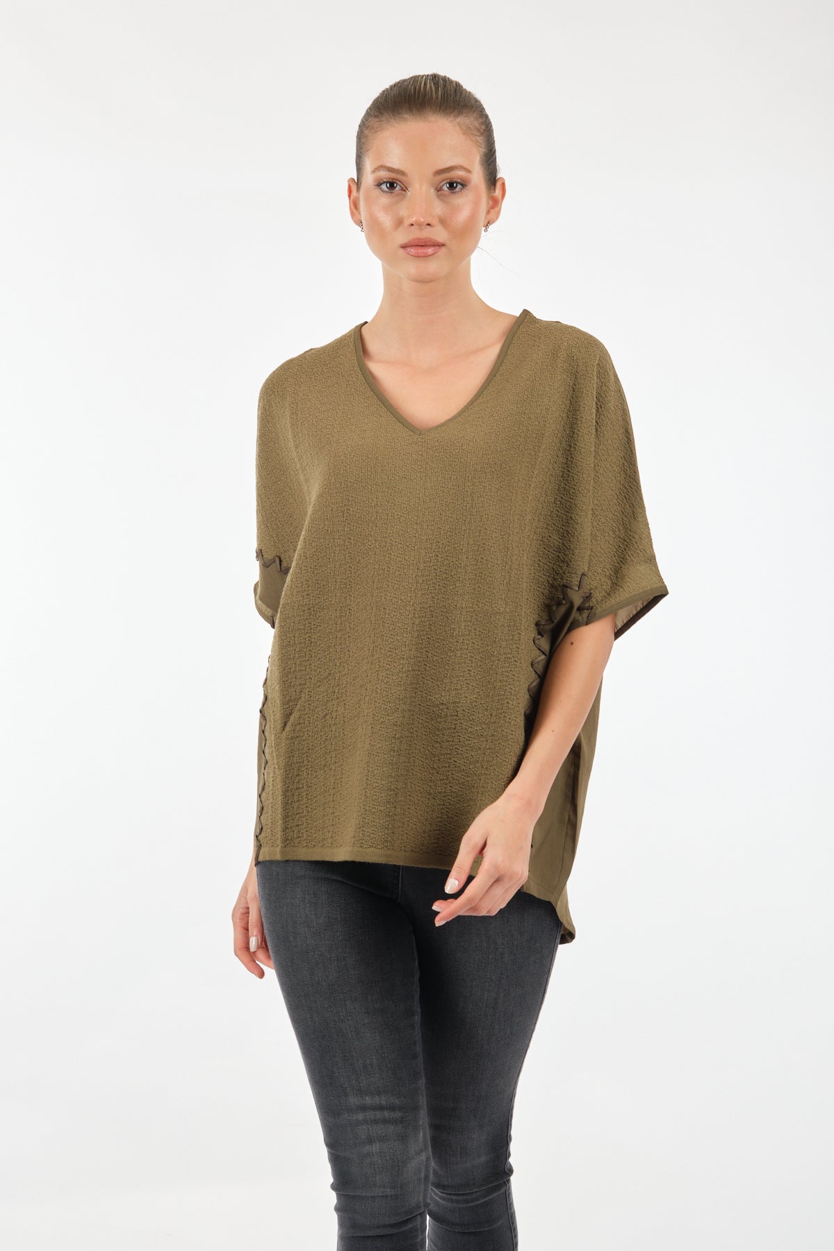 Twomail Oversize V Yaka Kadın Bluz - Kısa Kol Minimalist Günlük Main image