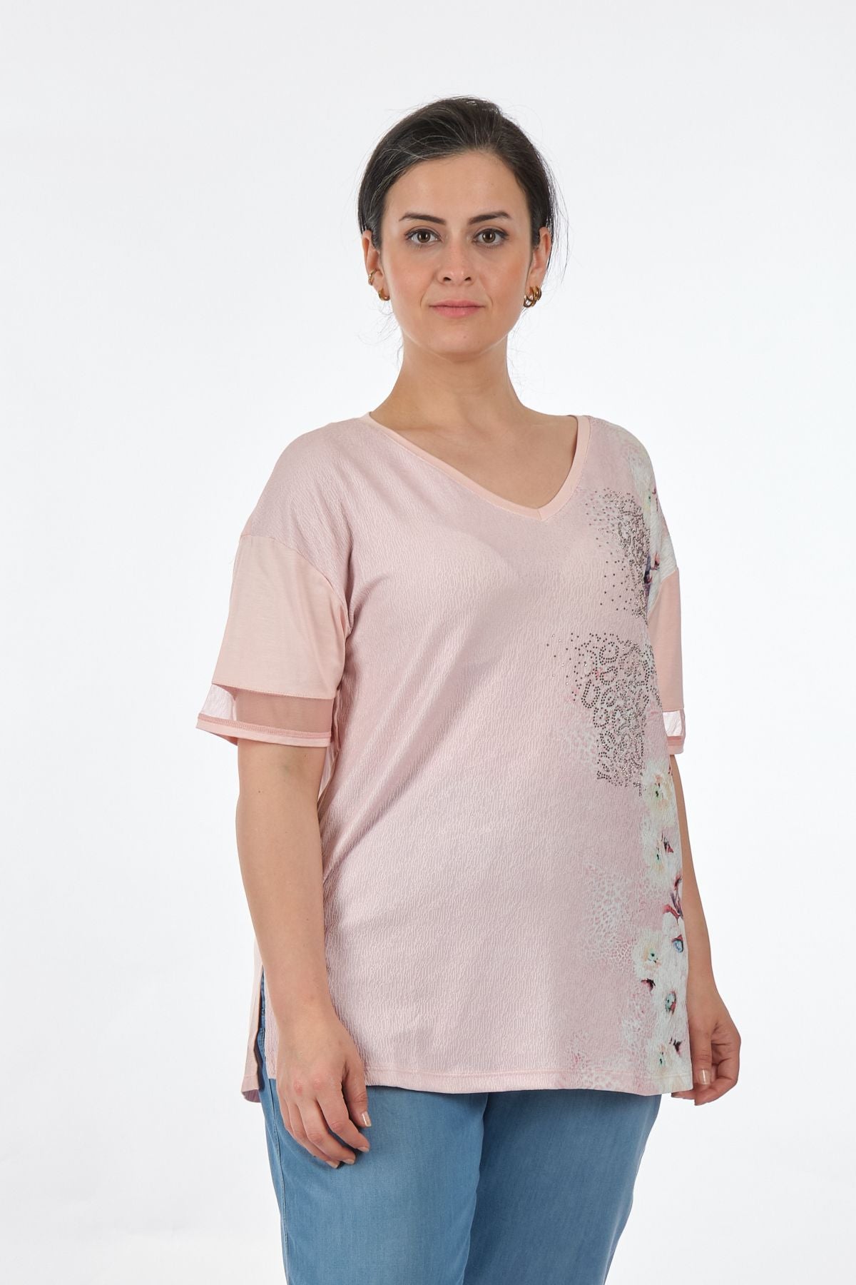 Twomail Oversize V Yaka Çiçek Desenli Kadın Tişört - Rahat ve Şık