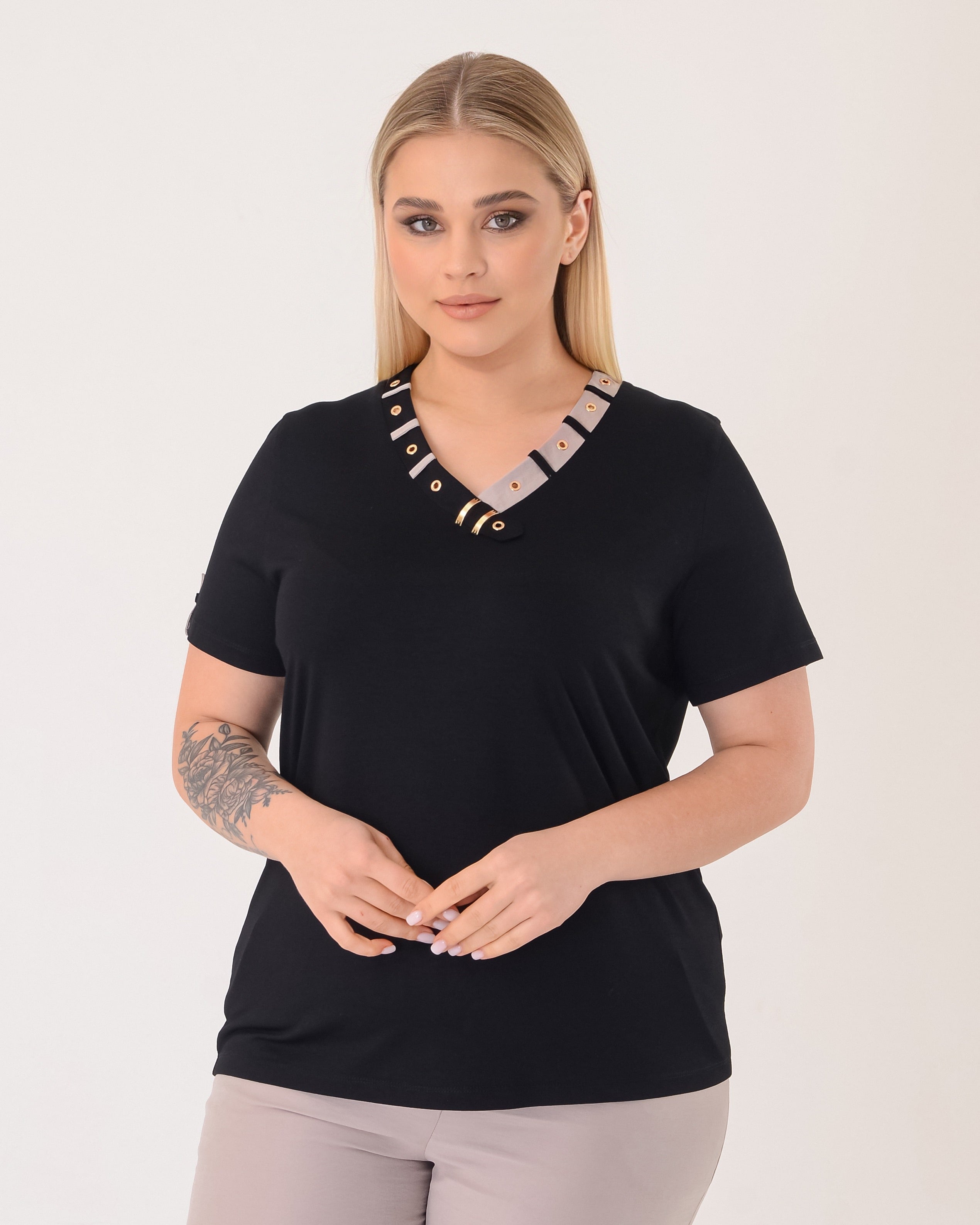 Vedi Büyük Beden V Yaka Kısa Kollu Yaka Detaylı Kadın T-Shirt 25YXD5034 Main image