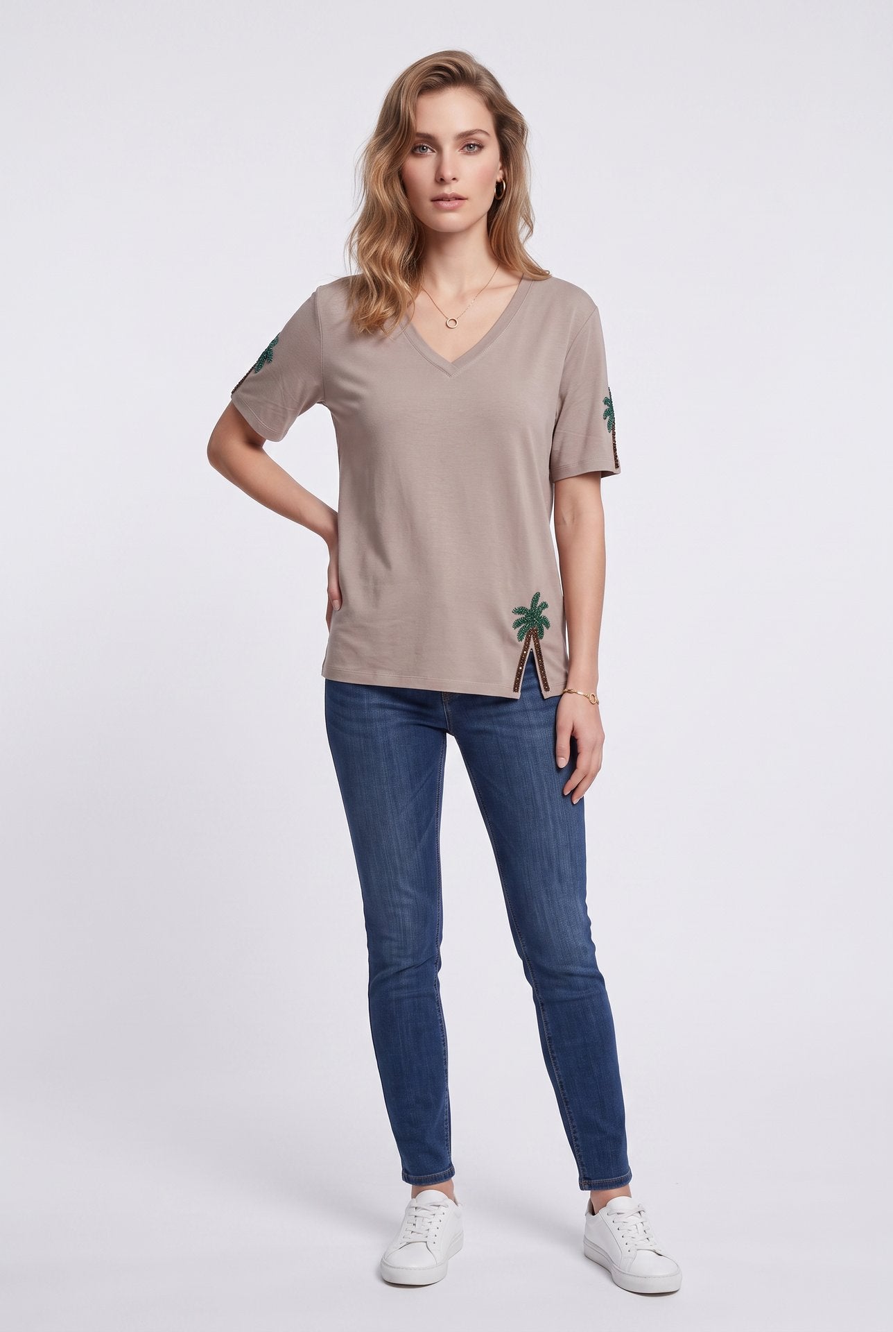 Vedi-bb Kadın V Yaka Pamuk Karışımlı Kısa Kol Palmiye Nakışlı T-Shirt Secondary image