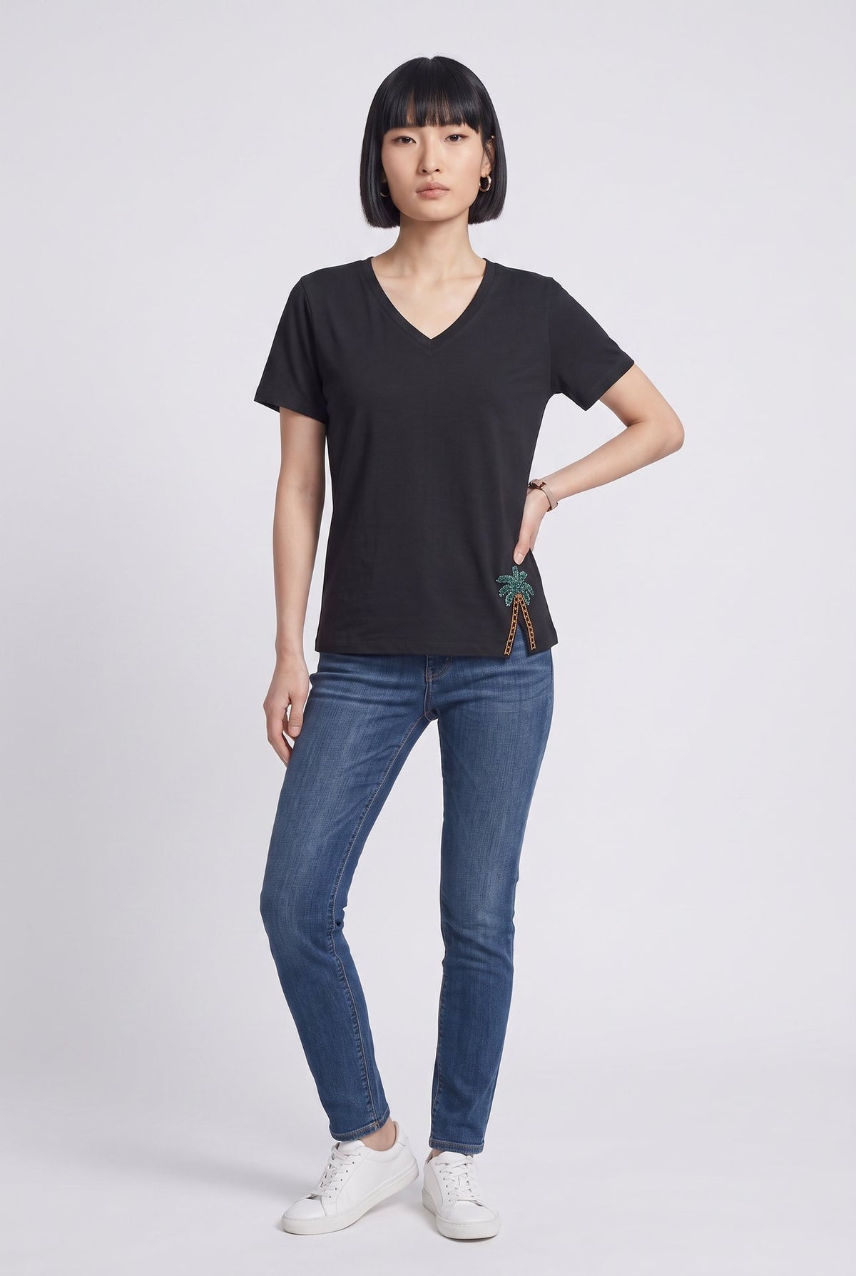 Vedi-bb Kadın V Yaka Pamuk Karışımlı Kısa Kol Palmiye Nakışlı T-Shirt Main image