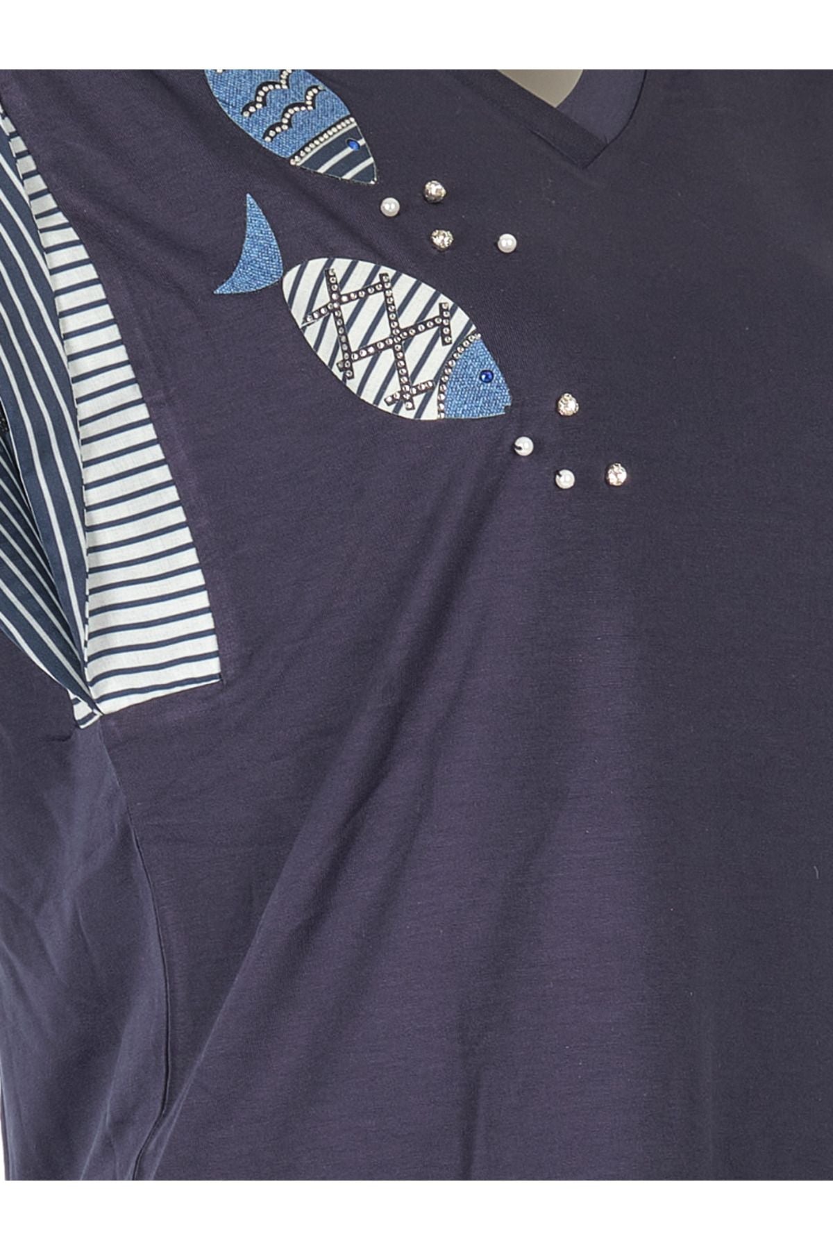 Vedi Minimalist V Yaka Kadın T-Shirt - Balık Desenli - Kısa Kol Secondary image